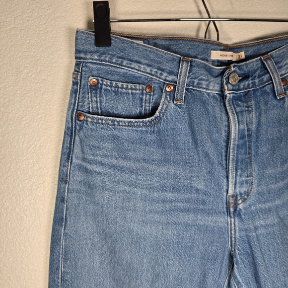 Levi's Premium Wedgie Straight Jeans Size 31 Medium Wash Distressed Button Fly - Picture 3 of 9